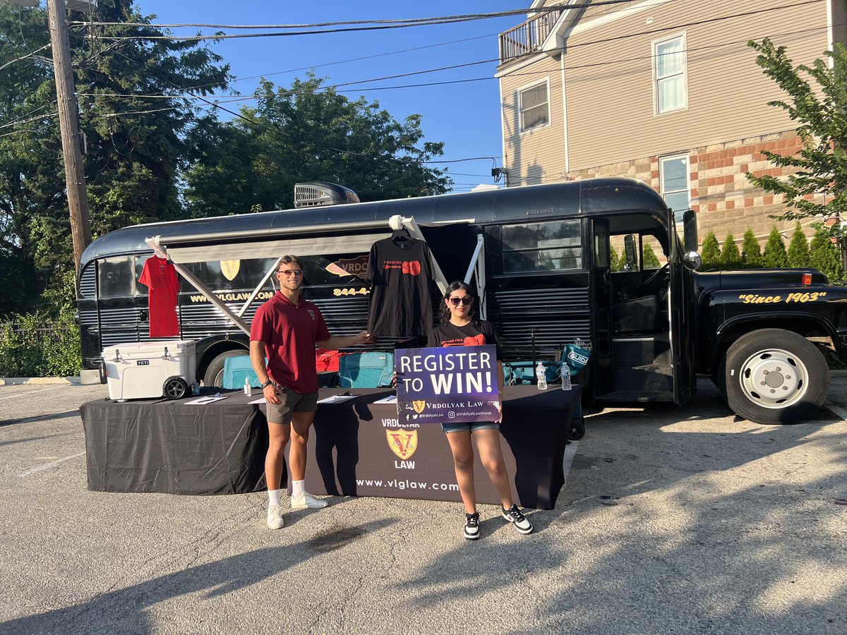 What a great first day of Square Roots Fest in Lincoln Square! We’ll be here for the next 2 days giving out t-shirts, hats, and chances to win a Yeti Cooler! <a href="/SquareRootsCHI/">Square Roots Chicago</a> #squarerootschi #music #Lincolnsquarechicago #lincolnsquare