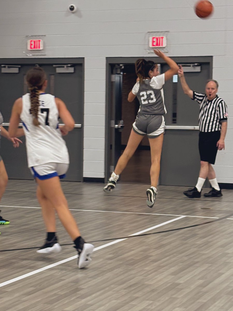 deweese_nina's tweet image. Come check my team and I out at The Run for Roses Tournament!!
🏀🔥💪🏻@julianardozzi1 @ScarletDAmico @AutumnCook01 #shootersshoot @ADIDASLWS @HallieRaabe @ProspectShowcse #Wildcatfam