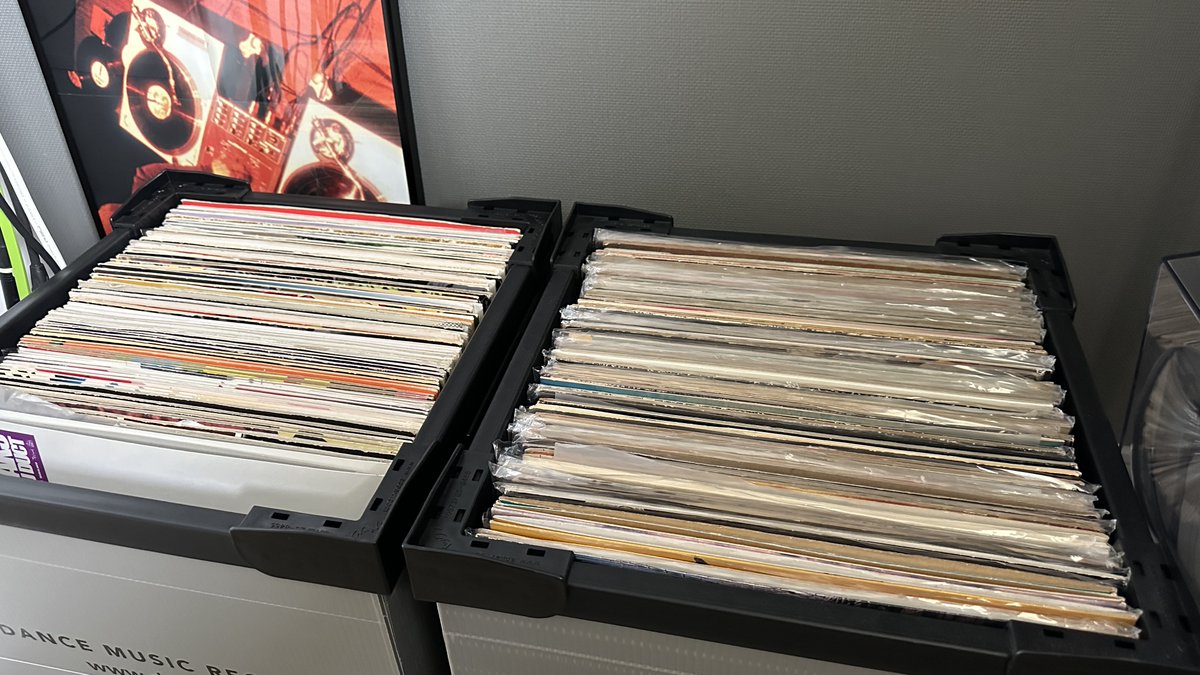 sleep37's tweet photo. 26年ほどレコード収集をしながら気付けば1000枚以上のLPに囲まれて生活しているわけですが、元ネタやレーベル、年代、プロデューサーなど、様々な切り口から音源を探していく活動は、参考文献や著者の経歴などをヒントに自分に必要な知識や書籍を探っていくのによく似ているなと思うのです。 https://t.co/wOqQxCR9Hj