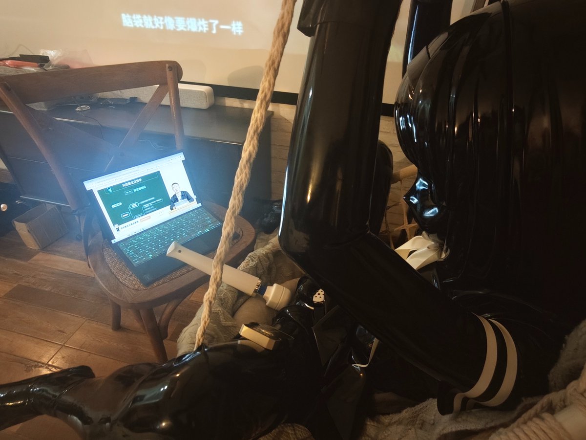 Iostream__'s tweet photo. “来玩强制play吧”
“好！那就强制学习，张X的网课安排上了，导不出极限就挨电吧”

（铁好人，为了让娃娃考研上岸使同地区玩伴喜加一，操碎了心）

#强制学习 #你这年纪怎么睡得着 https://t.co/u6VcZ20Ar4
