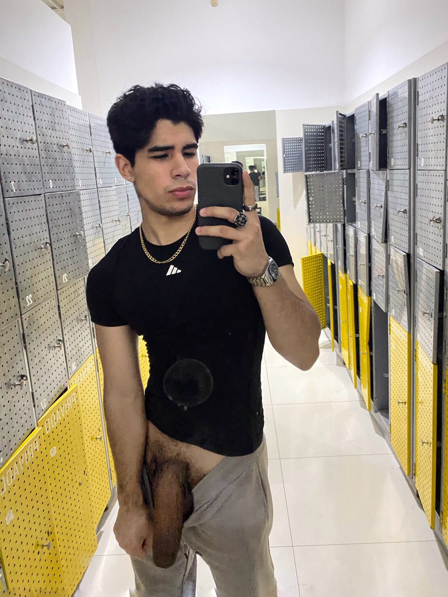 sxDamiann's tweet photo. Having fun in the gym's restroom 

https://t.co/drEs0x0yzT https://t.co/QWLOz9E8zT
