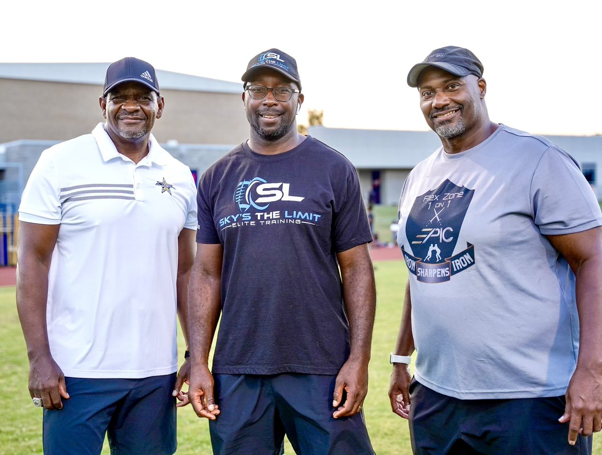 AWilliamsUSA's tweet photo. Big thanks to @Coast2Coasttc @CalvinLDavis3 @CoachNSlaughter for inviting me out to speak to the @Dunne_Foot players and the @1on1FlexZone parents. Lots of talent showed out and got a chance to catch up with @SkysTheLimitWR.
#AGTG #FFEF
#hardworkpaysoff https://t.co/7FhOZU1qSP