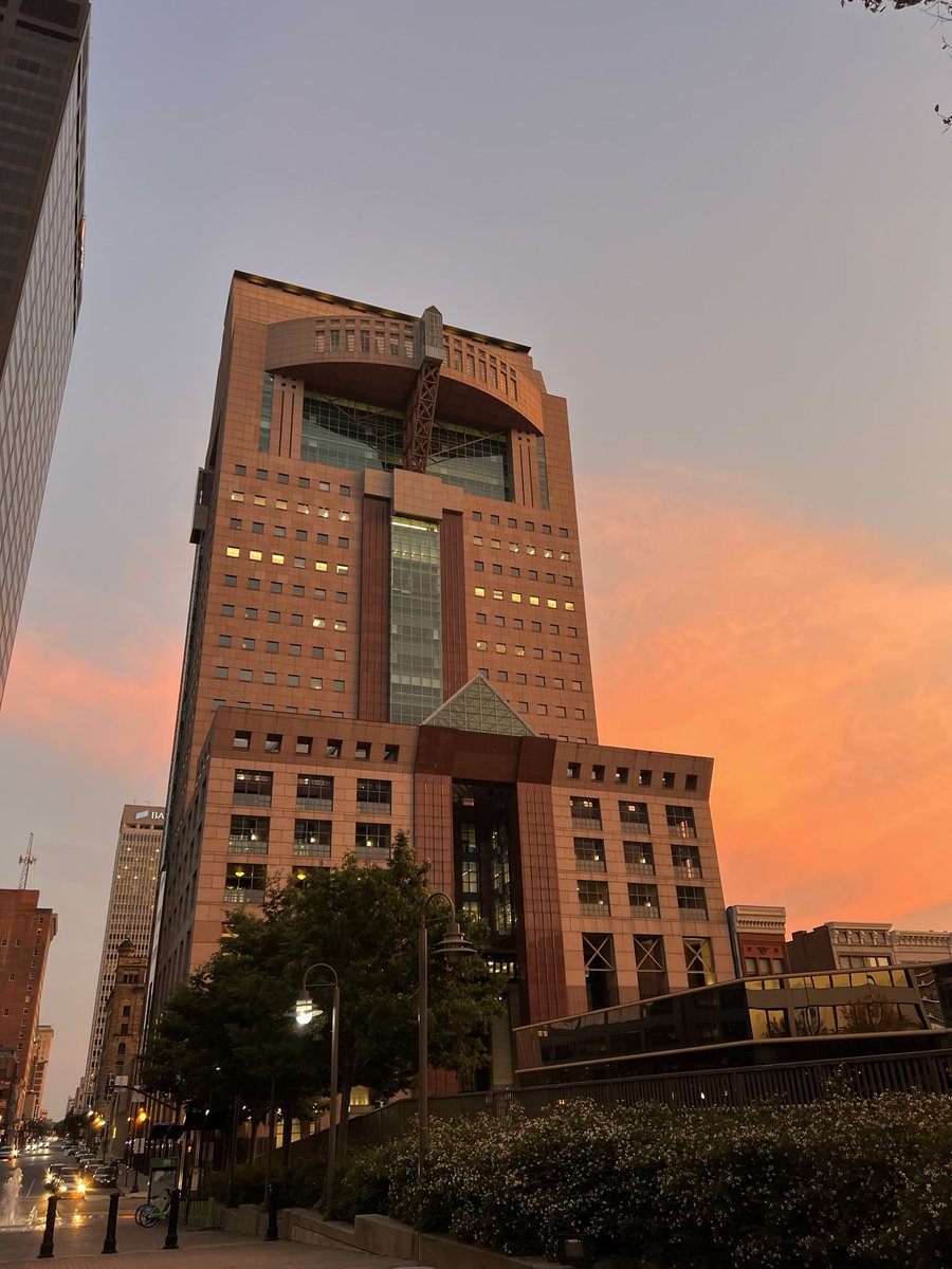 tomato_head86's tweet photo. I want to make the old Humana building in downtown Louisville, Kentucky a hotel.

Louisville wants more hotel rooms, let’s give em more. They’re supposed to be building a 27-story building with hotel rooms in the area, so let’s just make this 26-story building a hotel. https://t.co/KaA7hKAkPT