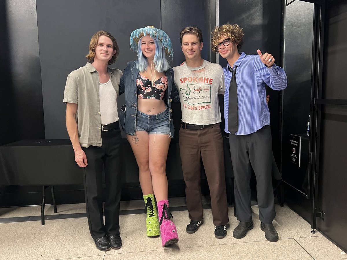 cherryredawsten's tweet photo. hi bffs 🫶 @ALMOSTMONDAYY https://t.co/LaWje6LXy9