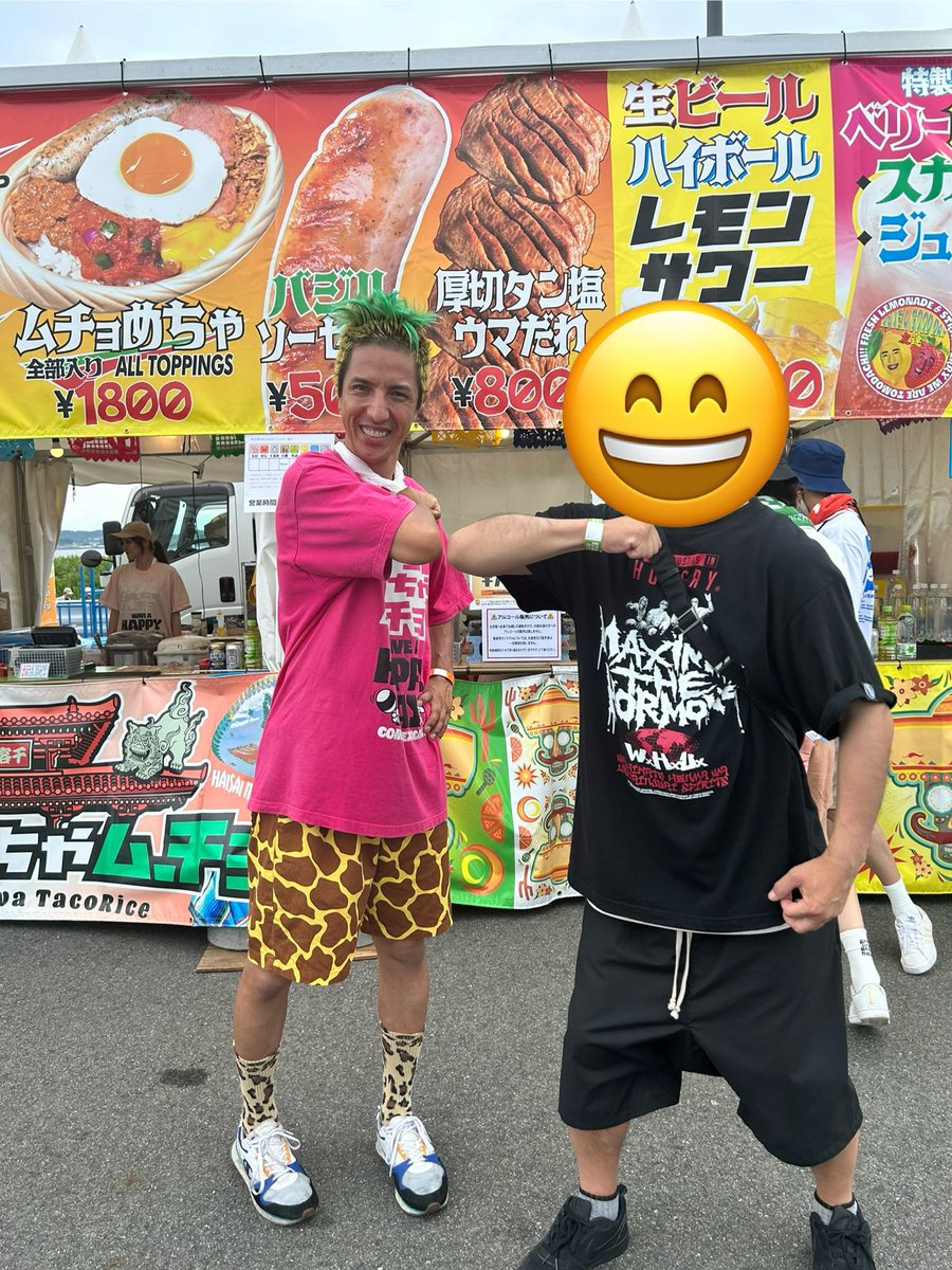 satoshi28070580's tweet photo. 今日はスキマフェス参戦！
フードコートでツネさん発見で写真とってもらった！
辛くないタコライス美味かったです！
ホルモンの恋のアメリカやったら本家ツネさん踊ってくれるみたいです👍
#スキマフェス　#マキシマムザホルモン　#恋のアメリカ https://t.co/EGQ0aW4ZIZ