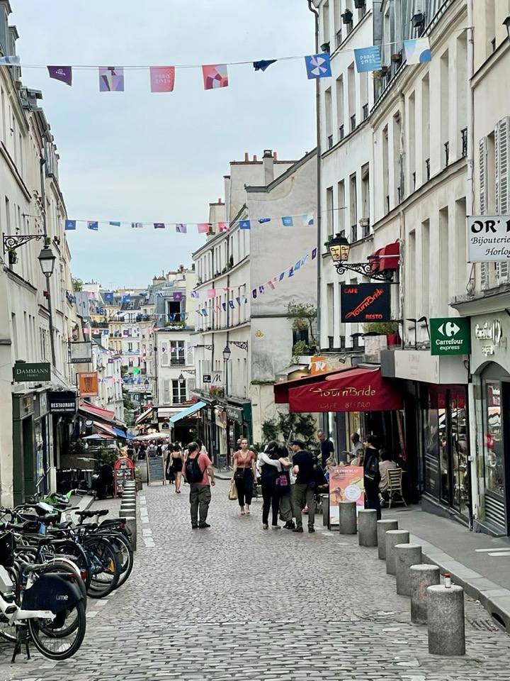 Paris_all_about's tweet image. On the streets of Paris...on the popular Rue Mouffetard,one of the oldest streets in the city.
📷Porter Scott 
 #Paris #streetsofparis #streetphotography #architecture #Travel #France