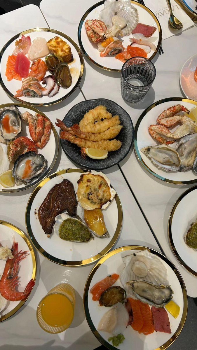 rafzanfazren's tweet photo. The best buffet everrrrr!!!!  Lobster tu kitorang makan seorang 4 ekor yee. Ebi tempura besar dua jari. Oyster entah berapa kali makan. Dessert lagi laaa 😭 3 jam spend dalam restaurant ni fuhhh https://t.co/MnoAvY0F8g