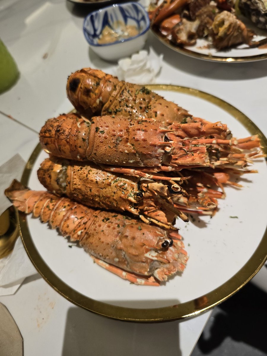 rafzanfazren's tweet photo. The best buffet everrrrr!!!!  Lobster tu kitorang makan seorang 4 ekor yee. Ebi tempura besar dua jari. Oyster entah berapa kali makan. Dessert lagi laaa 😭 3 jam spend dalam restaurant ni fuhhh https://t.co/MnoAvY0F8g