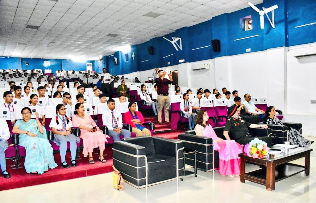PRODefDehradun's tweet photo. #IgnitedMinds

#APS, Birpur felicitated students of Class X &amp; XII for academic achievements.
4 students were also felicitated for winning ₹ 50,000/- #PramericaLifeInsurance "Scholarship for Armed Forces School Students" amongst 85 students from all APS and KV of #Dehradun.
#AWES https://t.co/Aad7yj3Iwn