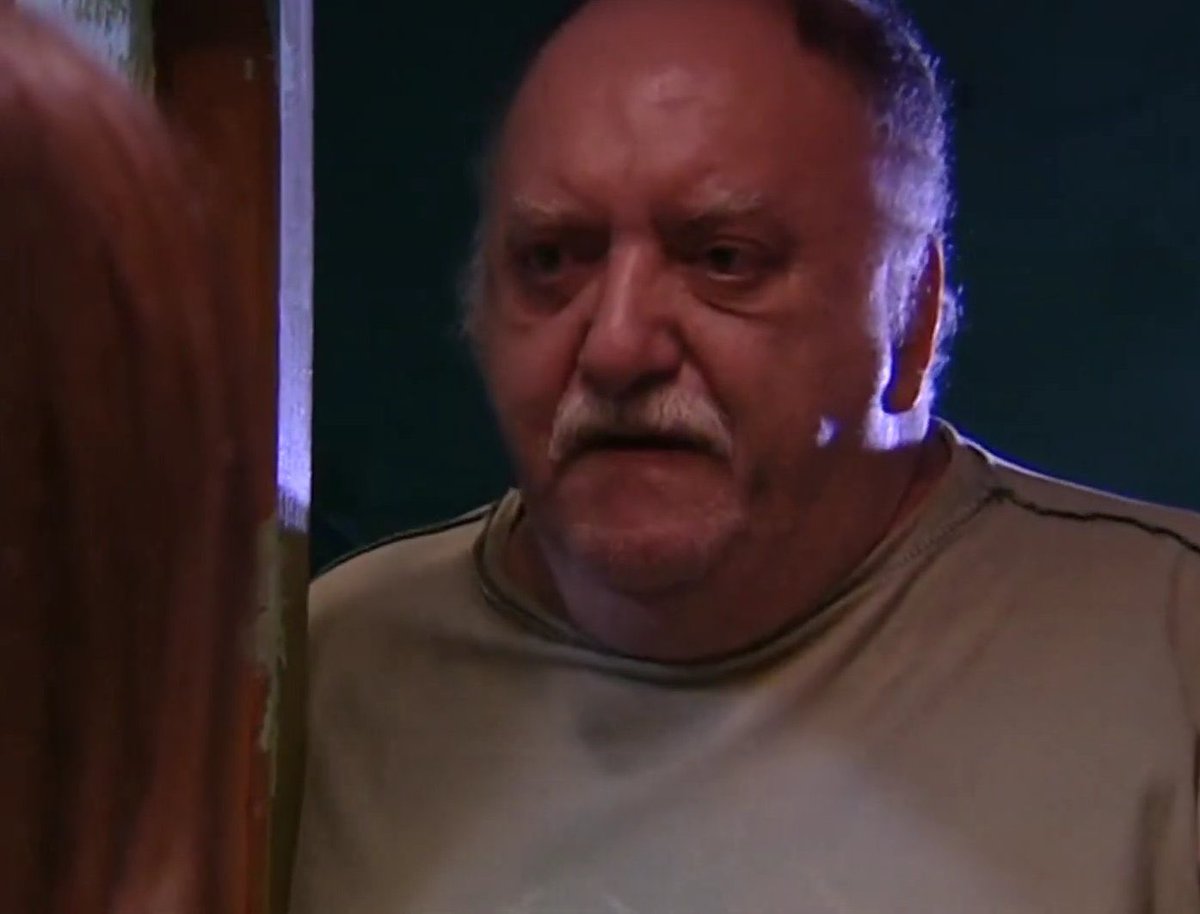 panchuque_'s tweet photo. Hoy en cocina me acerqué a pedirle algo a un compa con el que no hablo casi nunca pero parece un capo y tenía dos dientes de ajo crudos en la mano y se mandó uno entero y me extendió el otro y me dijo queré un ajo? https://t.co/U86mjwIhvD