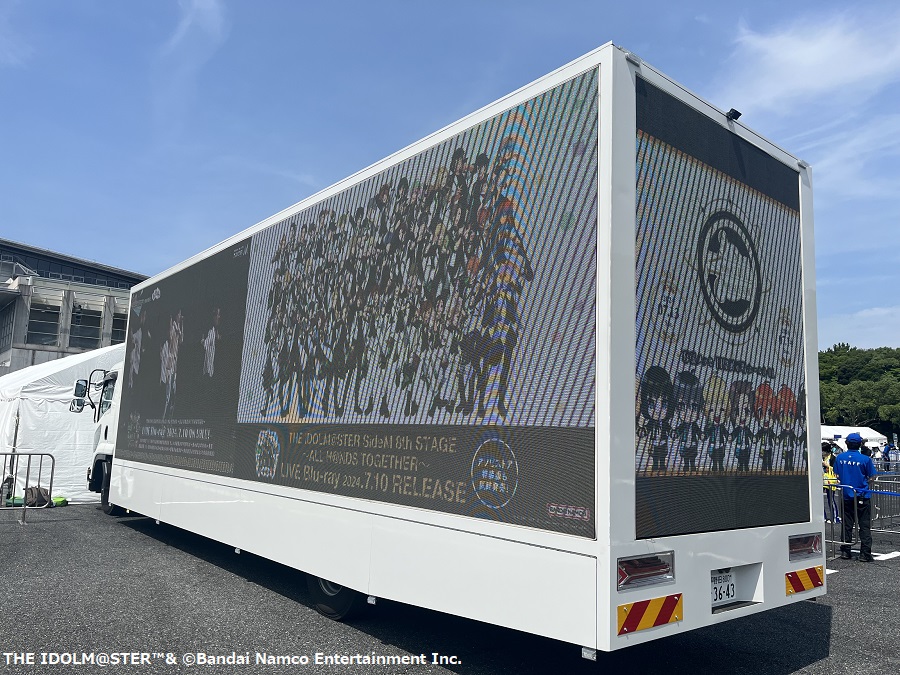 SideM_official's tweet photo. 【#SideM9th_day1】
/
#SideM8th BD発売記念
& #SideM9th 開催記念
大型LEDトラック登場🚚✨
\
8thライブのダイジェスト映像や
ミラクルインビテーションを身にまとった
アイドル達のビジュアルをお楽しみいただけます🌟
会場に停車中ですのでぜひお立ち寄りください👀!
#SideM https://t.co/92hzLwdSJs