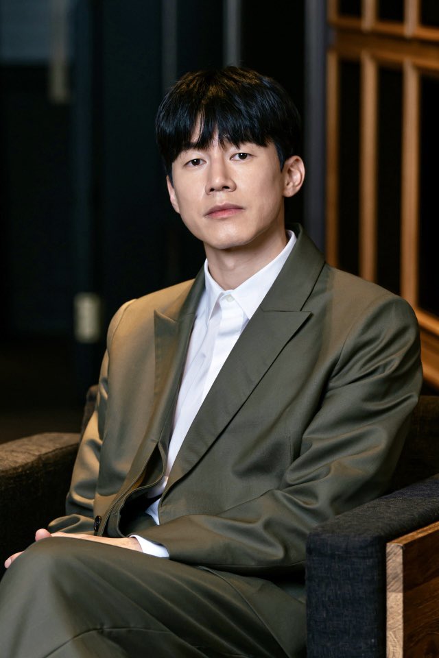 soohyunupdates's tweet photo. [NEWS] Top actor Kim Mooyeol joins #KimSoohyun in the drama #Knockoff.

According to News1 on the 13th, Kim Mooyeol will appear in the new drama Knockoff.

Knockoff tells the story of an ordinary man, Kim Sungjoon (played by Kim Soohyun), who loses his job during the IMF crisis and enters the counterfeit business at the end of the 20th century. He eventually becomes a global counterfeit king in the 21st century.

Kim Mooyeol became a top actor this April with the movie The Roundup: No Way Out, which attracted over 10 million viewers. He captivated audiences as the main villain Baek Changgi and is set to appear in the new Disney+ series No Way Out: The Roulette on the 31st. This news of his next project has drawn attention.

Knockoff has a cast including Kim Soohyun, Jo Boah, Kwon Nara, Lee Jungeun, Yoo Jaemyung, and Go Kyupil, which has already generated interest. With Kim Mooyeol joining, the already trustworthy lineup of actors is expected to create even more excitement.

Knockoff has completed its script reading and will be released on a global OTT platform in the future.

⸻ https://t.co/cLOv6BEZvG