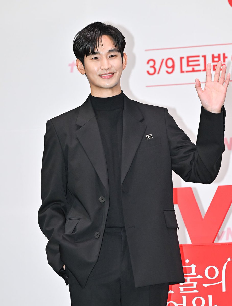 soohyunupdates's tweet photo. [NEWS] Top actor Kim Mooyeol joins #KimSoohyun in the drama #Knockoff.

According to News1 on the 13th, Kim Mooyeol will appear in the new drama Knockoff.

Knockoff tells the story of an ordinary man, Kim Sungjoon (played by Kim Soohyun), who loses his job during the IMF crisis and enters the counterfeit business at the end of the 20th century. He eventually becomes a global counterfeit king in the 21st century.

Kim Mooyeol became a top actor this April with the movie The Roundup: No Way Out, which attracted over 10 million viewers. He captivated audiences as the main villain Baek Changgi and is set to appear in the new Disney+ series No Way Out: The Roulette on the 31st. This news of his next project has drawn attention.

Knockoff has a cast including Kim Soohyun, Jo Boah, Kwon Nara, Lee Jungeun, Yoo Jaemyung, and Go Kyupil, which has already generated interest. With Kim Mooyeol joining, the already trustworthy lineup of actors is expected to create even more excitement.

Knockoff has completed its script reading and will be released on a global OTT platform in the future.

⸻ https://t.co/cLOv6BEZvG