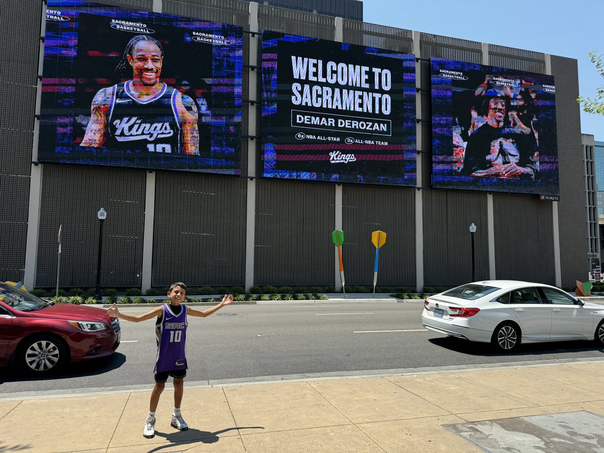 salguero243's tweet photo. @DeMar_DeRozan 

We are in town for the weekend. 

An auto for the NEW #10 Jersey would be amazing. 

#kimptonsawyer 
#lightthebeam https://t.co/lwYGq7ldaG