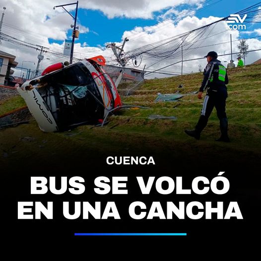 EcuavisaInforma's tweet photo. #LoMásLeído | 🔴 Este 12 de julio, un bus de transporte interprovincial se volcó en las gradas de una cancha deportiva en el sector de Totoracocha, en #Cuenca. ➡ https://t.co/OjuQodeDnB https://t.co/PcR4m1au6e