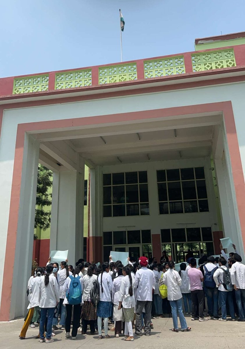 docman_nhk's tweet photo. This is the condition of Future Doctors of India. 

MBBS students of The White Medical College &amp; Hospital, #Pathankot Punjab have been continuously harassed mentally &amp;  physically for the past three years from the management. https://t.co/GGPScWywIQ