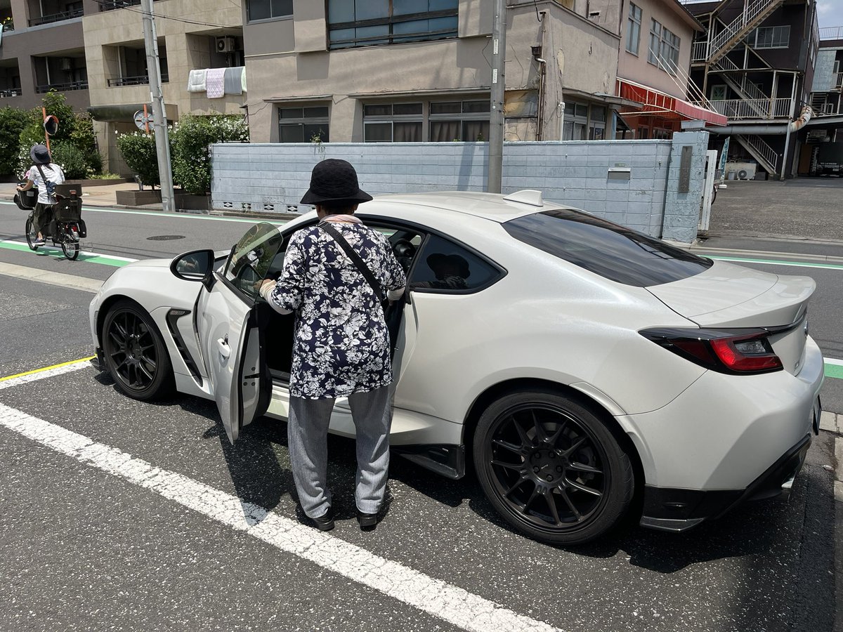 祖母のBRZの乗り降りがどんどん上手くなってるw