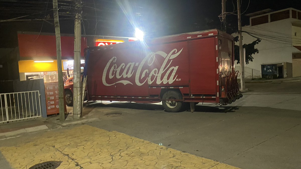 oso_neri's tweet photo. Con toda la prepotencia y agravio es camión de @CocaColaMx @FEMSA obstruye el paso peatonal afuera de un @Tiendas_OXXO en costa verde @_BocadelRio #veracruz #bocadelrio https://t.co/fdQIXMcswK