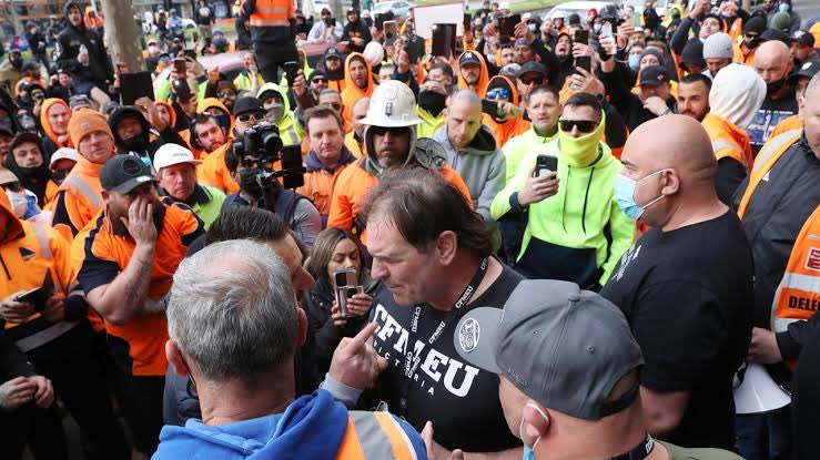SandyXiaotong's tweet photo. JOHN SETKA: during the height of covid19, after he allegedly beat his wife, CFMEU strongman shutdown the construction industry screwing over hard working people, because Dan Andrews demanded everyone on a building site take the Covid vaccine. #auspol #abc730 #insiders #60minsau https://t.co/i4VnpUOmv7