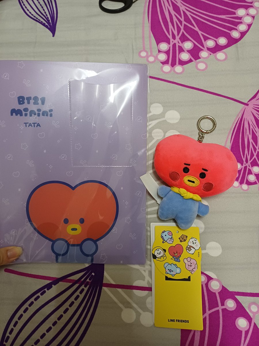 geniuseokjin's tweet photo. 🌟🌟 WTS 🌟🌟

BTS Jungkook Golden photocard
price stated on picture 

Tata PC holder binder RM10
Tata bag charm RM15

Video condition next tweet

#pasarBTS #myARMYjual @BTSMarketMY https://t.co/YXS7cxzR8G