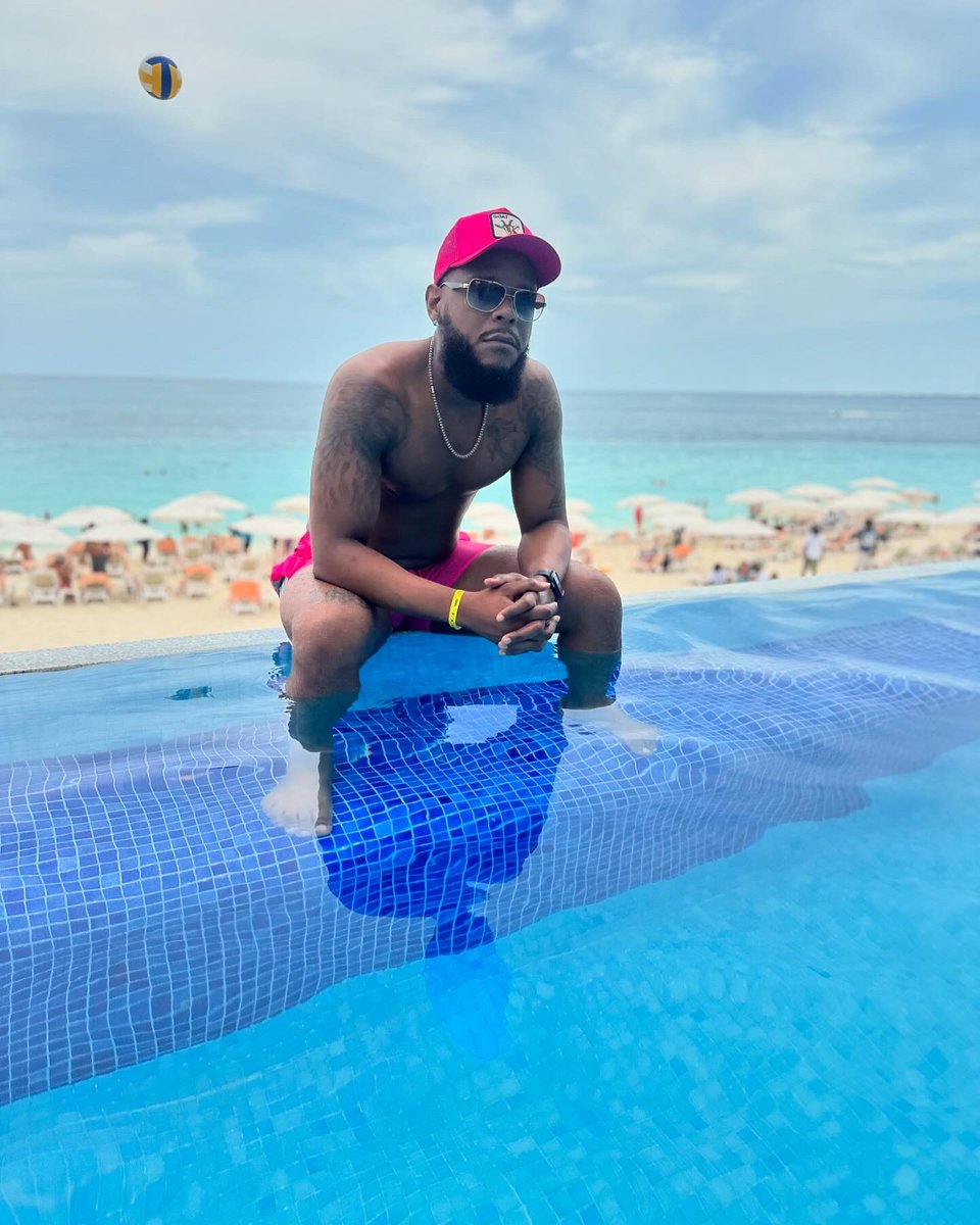FlyTrendSetter's tweet image. Getting my tan on🇧🇸