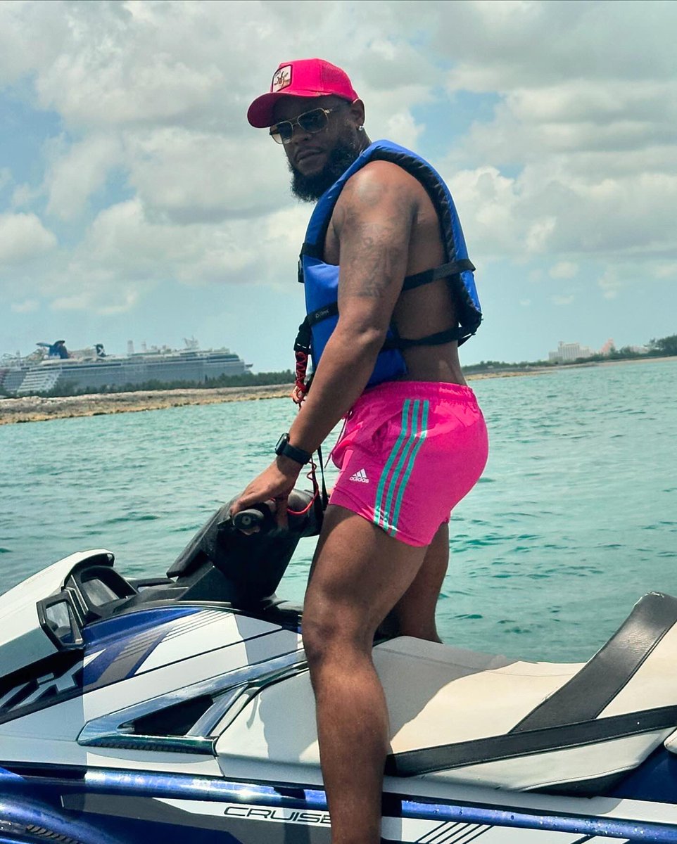 FlyTrendSetter's tweet image. Getting my tan on🇧🇸