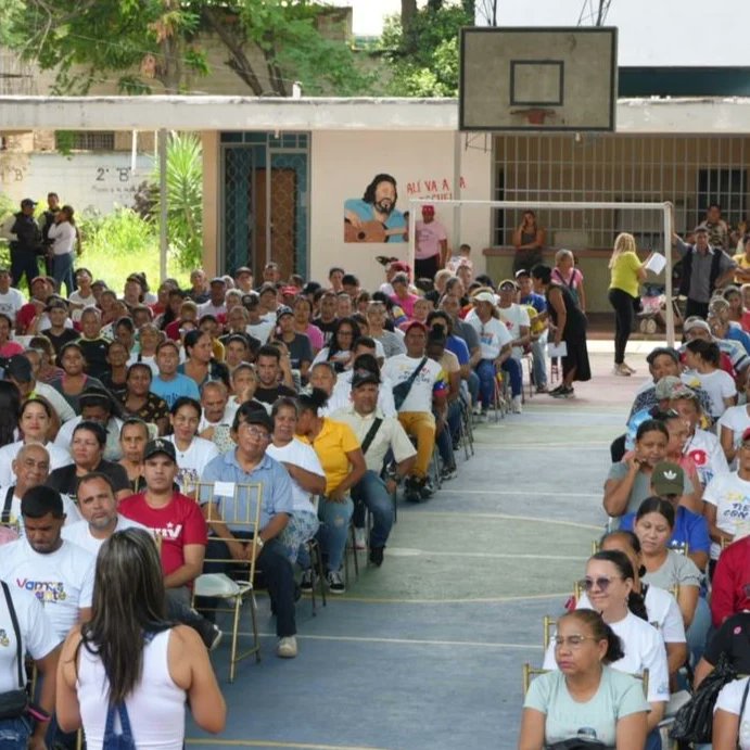 cheanahis's tweet photo. Importante reunión con los jefes y jefas de UBCH y sus estructuras afinando detalles para la victoria de este 28 de julio junto a nuestro gallo pinto @NicolasMaduro https://t.co/N6Uc8I2uFi