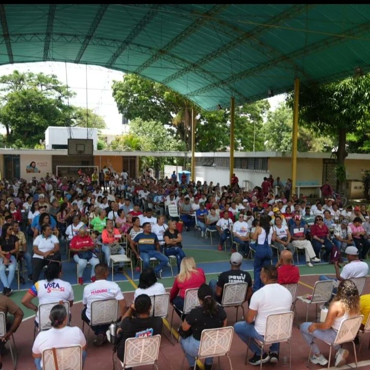 cheanahis's tweet photo. Importante reunión con los jefes y jefas de UBCH y sus estructuras afinando detalles para la victoria de este 28 de julio junto a nuestro gallo pinto @NicolasMaduro https://t.co/N6Uc8I2uFi
