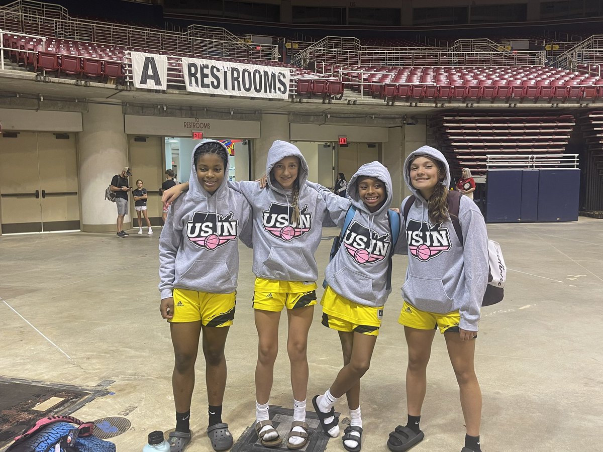 courtvue's tweet photo. Day 1 at the March To the Arch @BlueStarBB  @BlueStarMedia1 @USJN basketball tournament with @unitedbballclub 2030’s in St. Louis Missouri. We went 2-0 today in the 2029 division.  5 more games to go. #OhioBasketball #SheHoops @darbygbk https://t.co/7Agm0tlhGN