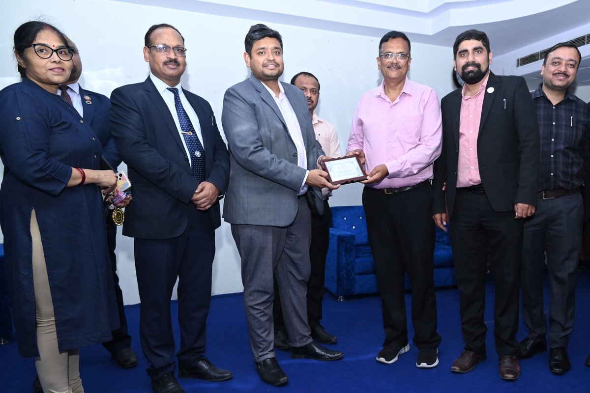 LCAS1998's tweet photo. We extend heartfelt congratulations to all the recently qualified CAs and best wishes for their future endeavours.

We are delighted to share that we took this moment to felicitate the toppers of Lucknow. Together, we look forward to sharing many more achievements and milestones. https://t.co/YUnEg9IG50