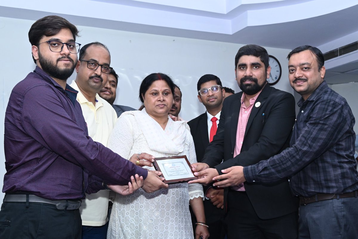 LCAS1998's tweet photo. We extend heartfelt congratulations to all the recently qualified CAs and best wishes for their future endeavours.

We are delighted to share that we took this moment to felicitate the toppers of Lucknow. Together, we look forward to sharing many more achievements and milestones. https://t.co/YUnEg9IG50