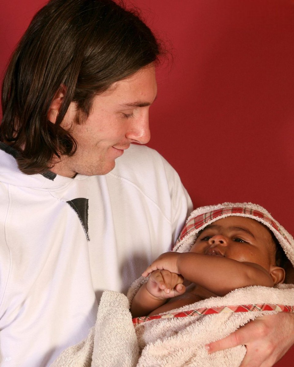 juksuncom's tweet photo. An archive photograph from 2007 shows 20-year-old Lionel Messi cradling a 6-month-old Lamine Yamal, a heartwarming moment recently gone viral. 

A 16-year-old rising star in soccer, made history last night by becoming the youngest player ever to score at a European Championship. https://t.co/l1nGKw13ep