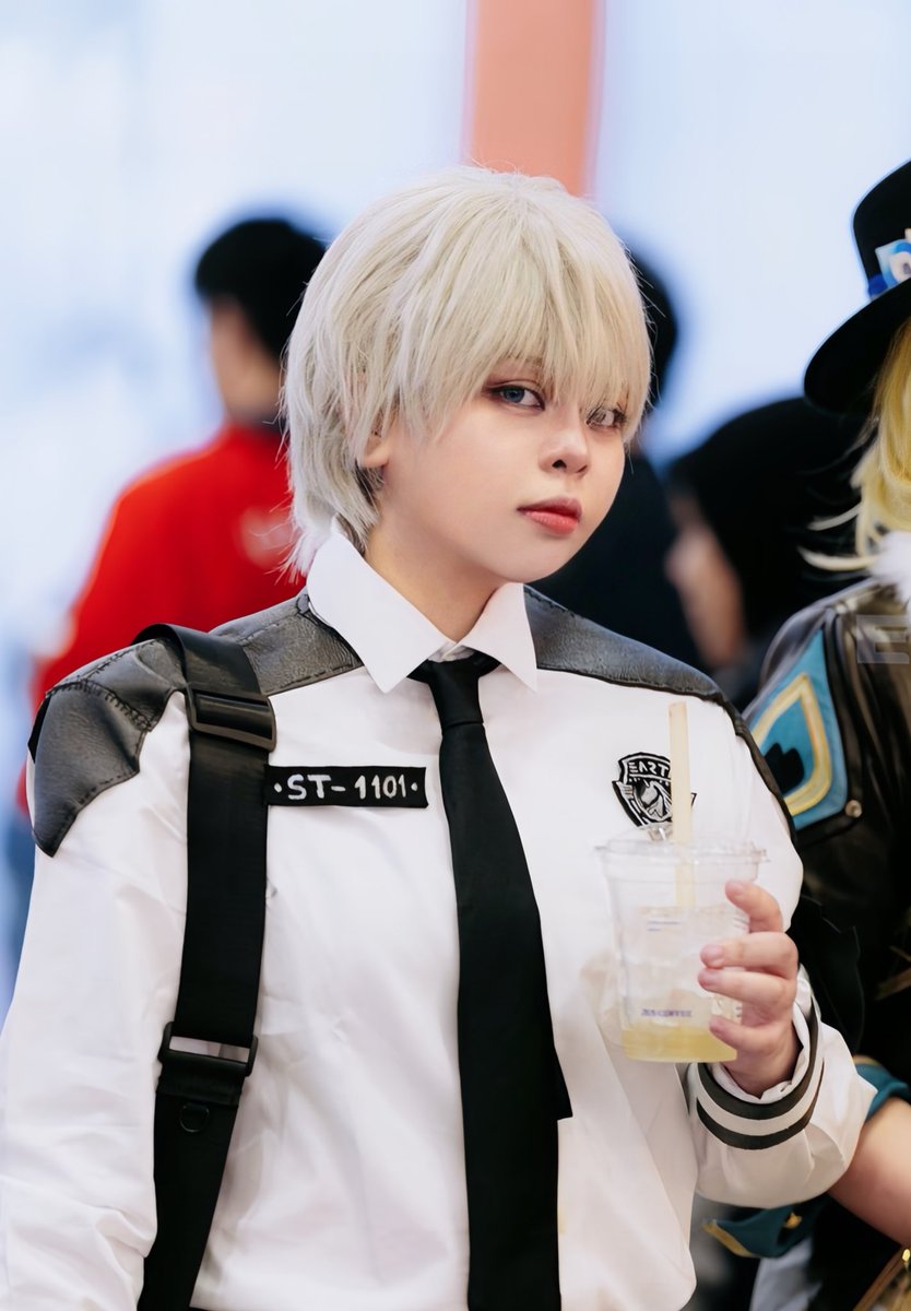 MikoChu_'s tweet photo. “It said we aren’t lovey dovey enough. What does that mean exactly?”

CN : miko_.chu (IG)
Character : Xavier from Love And Deepspace
.
#xavier #xaviercosplay #xavierloveanddeepspace #loveanddeepspace #loveanddeepspacexavier #沈星回cos #沈星回 #沈星回⭐ #심성훈cos https://t.co/dDsRsssoOs