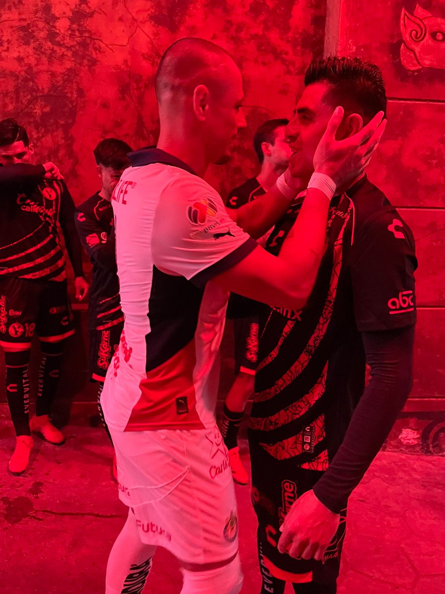 MarcoDominguezN's tweet photo. #ChicharitoHernández y #JoeCorona se saludan antes del choque de sus equipos, #Chivas y #Xolos, por la jornada dos del torneo #Apertura2024 en #Tijuana. https://t.co/IHNK9hKr4a