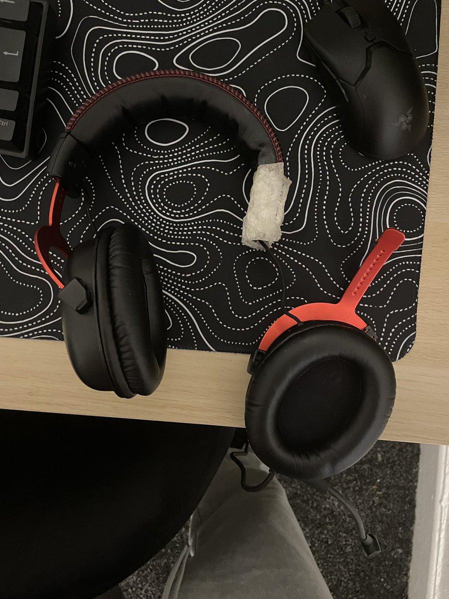 Chralrie's tweet image. Headphones on their last legs 💔