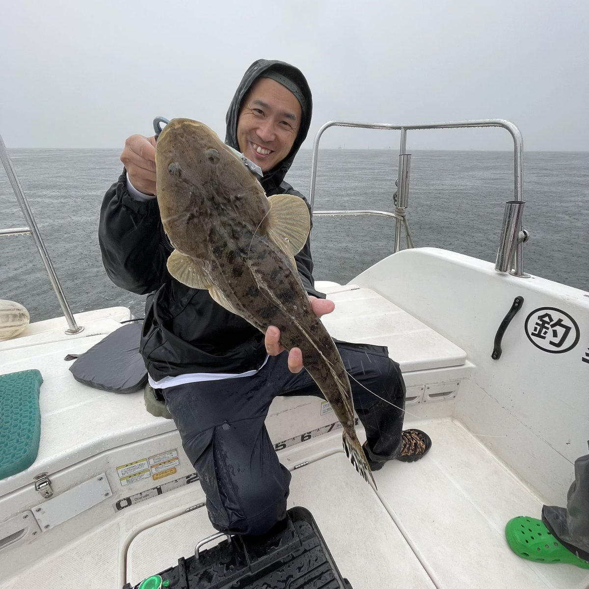 BlueHazefishing's tweet photo. valleyhillさん御一行。夏の伊勢湾マゴチ❗️しかし当日はけっこうな雨☔夏なのにガタガタ震えながらの釣行(笑)。それでも船中20本over❗️さすがでした👍 #valleyhill #baydrive #スワープダート https://t.co/dnOhnKMubW