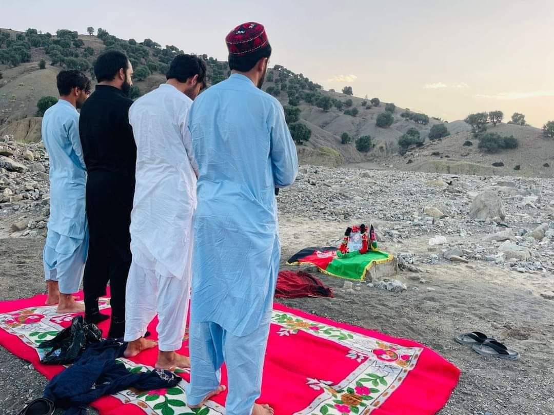QaryF71948's tweet photo. زه نه پوهیږم چی داخلک ده بیرغ جنازه وایی،
اوکه په لمانځه ریشخند وهی😥. https://t.co/tDHtD43Le8