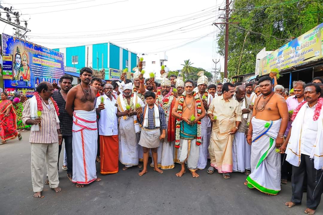 மேலை சிதம்பரமாம் கோவை பேரூர் பட்டீஸ்வரர் கோவிலில் ஆனி மாத இறைவன் இறைவி நாற்று நடவு உற்சவம் #தேவேந்திரகுலவேளாளர் அறமடம் சார்பாக நான்கு வம்ச பட்டக்காரர்கள் முன்னிலையில் தங்க கலப்பையில் ஏர் பூட்டி நாற்று நடவு உற்சவம் வெகு சிறப்பாக நடைபெற்றது 
<a href="/sgurumurthy/">S Gurumurthy</a> 
#சிவன்நாற்றுநடவுஉற்சவம்