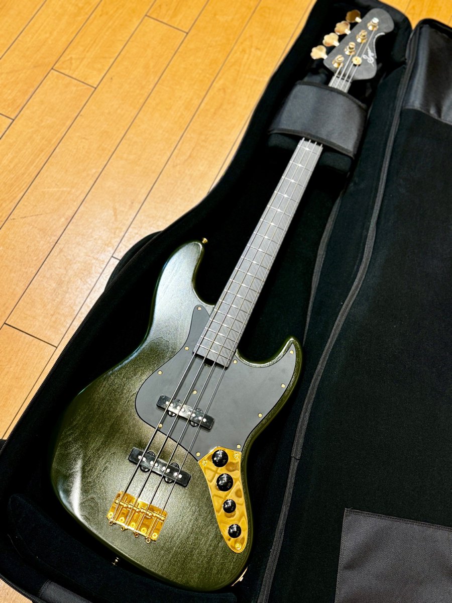 bassstation_akb's tweet photo. メッチャ良い…

#Sago
#ClassicStyleJ4
#JapaneseCarbonNeck
#ActiveCircuit
#DarkGreen
#ThinLacquer
#GoldHardware

お問い合わせは下記まで。
revole_bass@ikebe.co.jp
03-3862-0069 https://t.co/fkmmbqEWzE