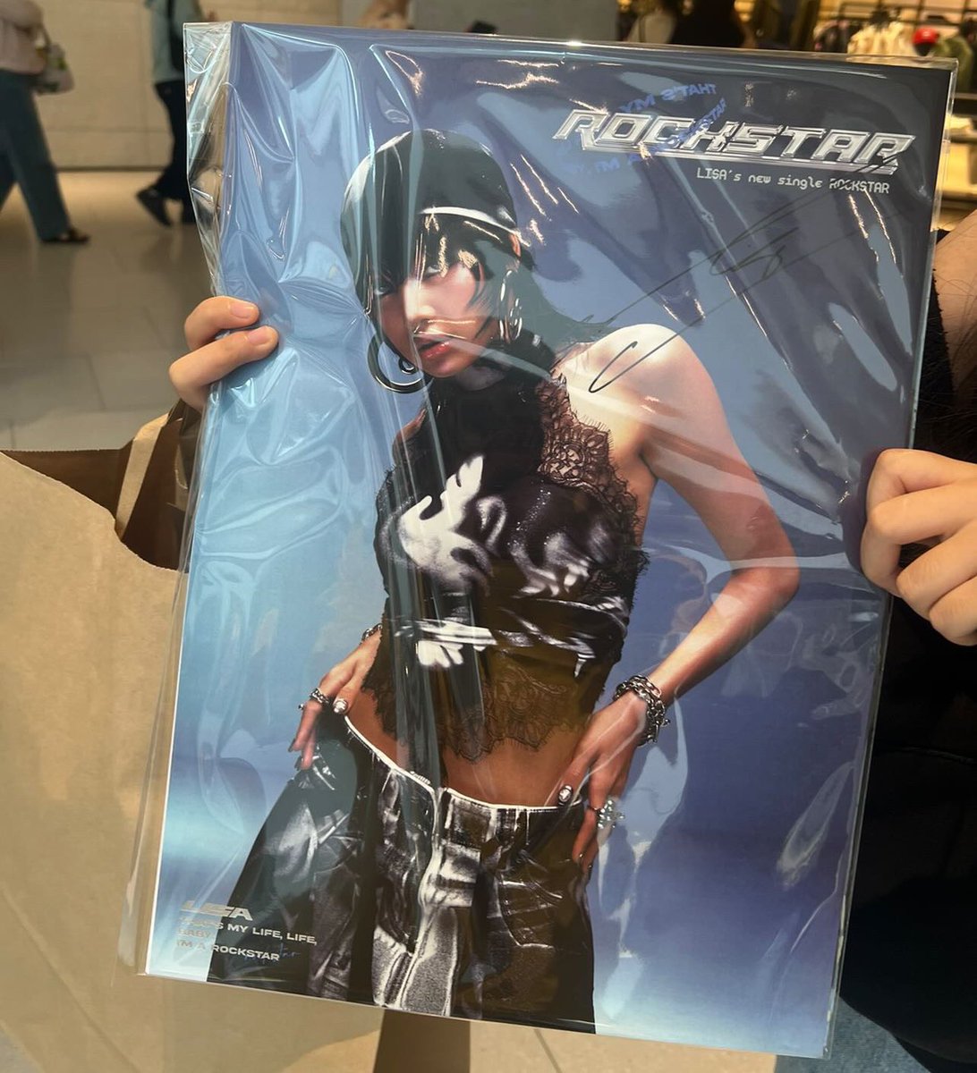 NO WAY A FAN JUST GOT ROCKSTAR POSTER SIGNED BY LISA 😭

ctto

LISA ROCKSTAR SEOUL
#Rockstar_PopUpStoreSeoul
#LISAxROCKSTAR