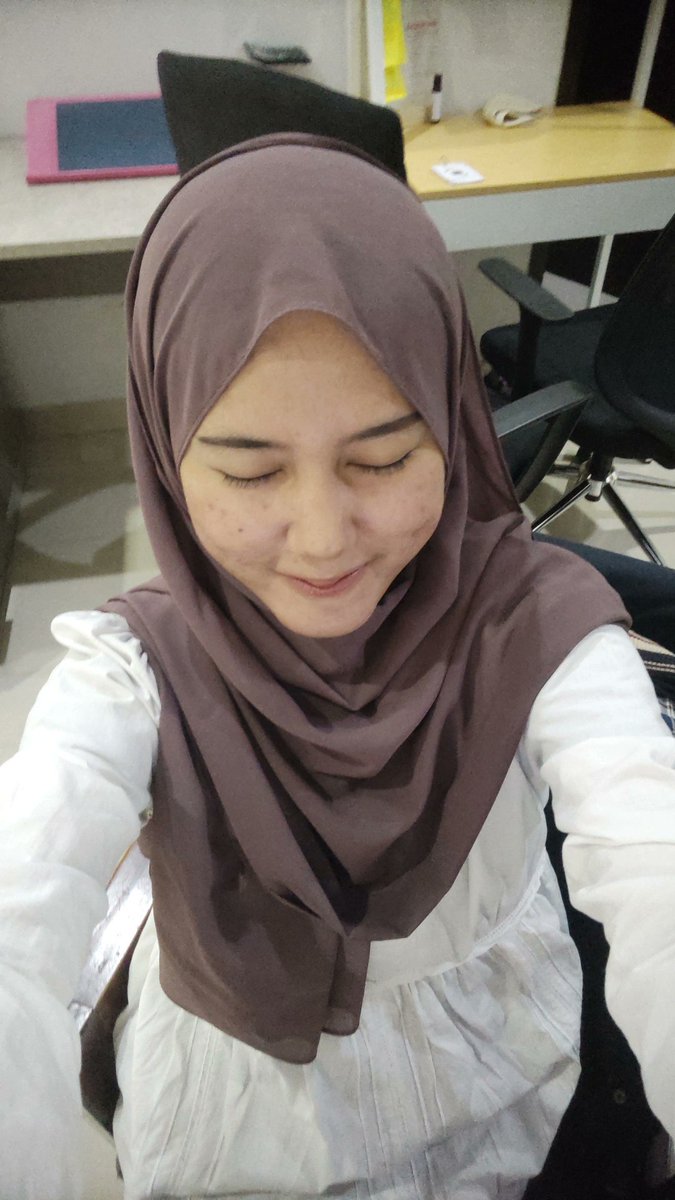 caaravel's tweet photo. dikantor sendirian tuh enak, tapi gabut. juga takut 🥲 https://t.co/xR3wfQDZgr