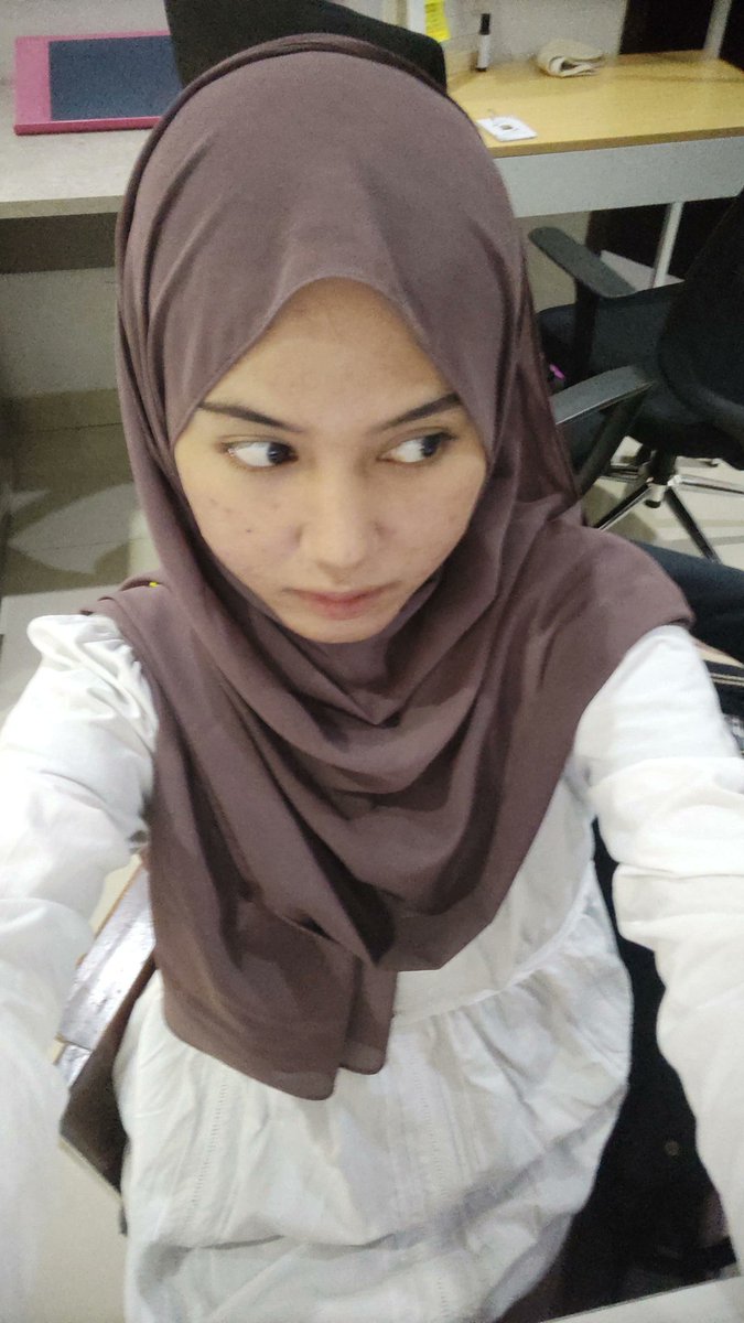 caaravel's tweet photo. dikantor sendirian tuh enak, tapi gabut. juga takut 🥲 https://t.co/xR3wfQDZgr