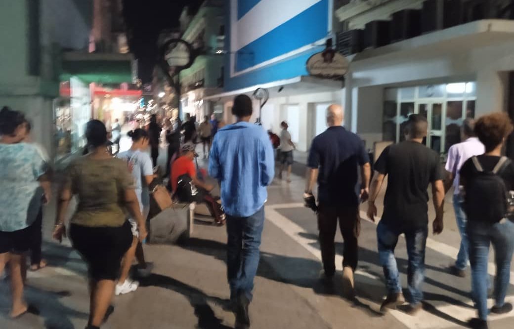 GHNordelo5's tweet photo. Genry @ElTitanDeCuba1 llevaba meses sin venir a su patria, y quería caminar por el boulevard de San Rafael, en esta calurosa noche habanera... iTooooma!  #Cuba #CDRCuba #SomosDelBarrio https://t.co/ZcqBECt3rv