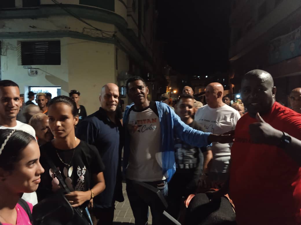GHNordelo5's tweet photo. Genry @ElTitanDeCuba1 llevaba meses sin venir a su patria, y quería caminar por el boulevard de San Rafael, en esta calurosa noche habanera... iTooooma!  #Cuba #CDRCuba #SomosDelBarrio https://t.co/ZcqBECt3rv