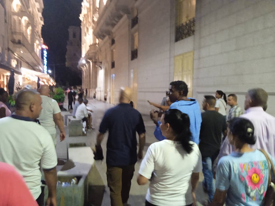 GHNordelo5's tweet photo. Genry @ElTitanDeCuba1 llevaba meses sin venir a su patria, y quería caminar por el boulevard de San Rafael, en esta calurosa noche habanera... iTooooma!  #Cuba #CDRCuba #SomosDelBarrio https://t.co/ZcqBECt3rv