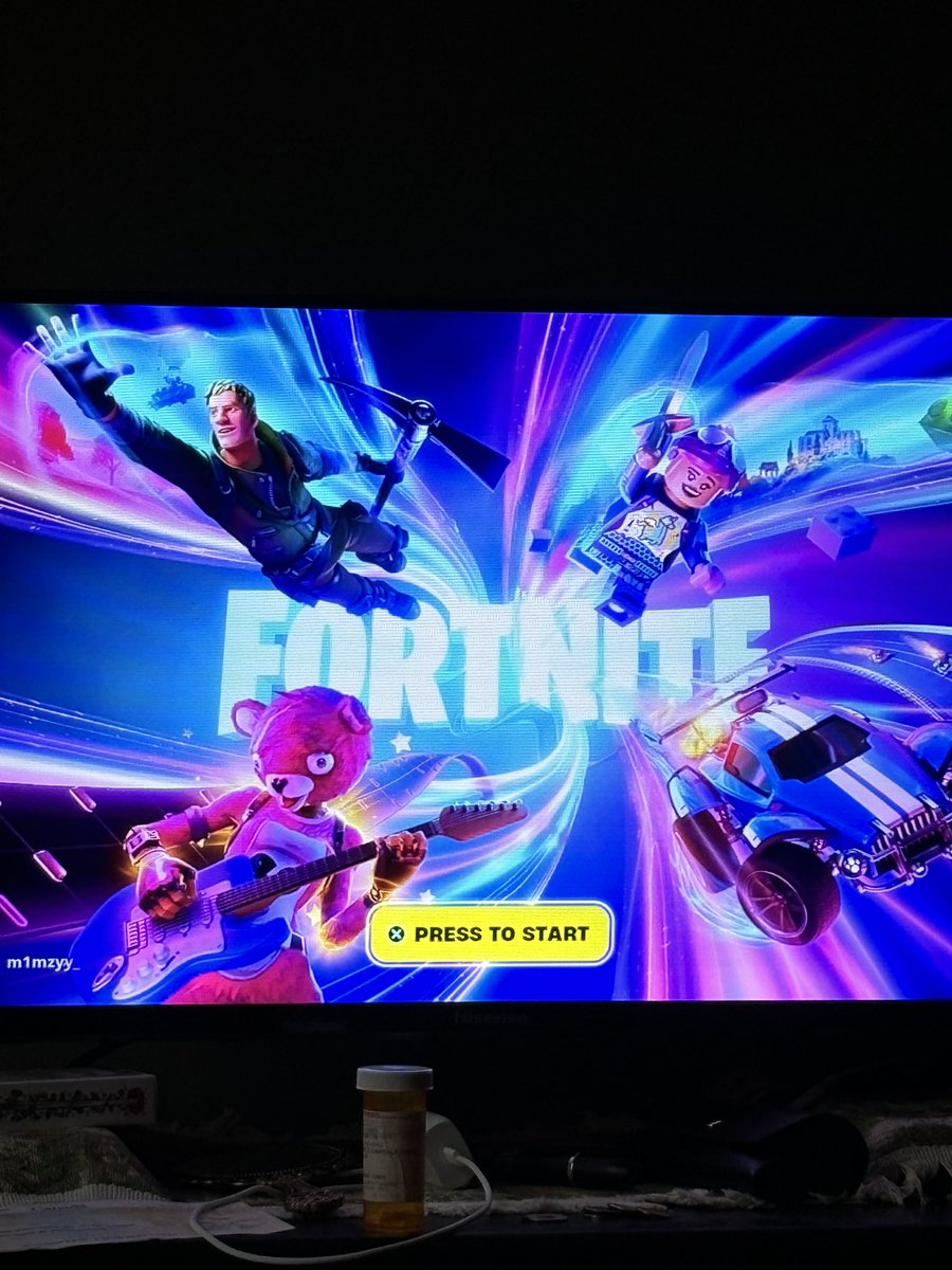minerexic's tweet photo. taking a bite everytime i get a kill i’m Sorry i already ate like half i’m so high and i thought it’d be a fun ide https://t.co/ulpPLi7Ytu