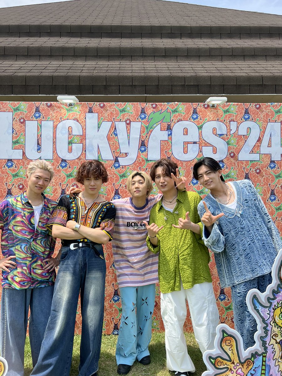 7order_official's tweet photo. 【🍀 7/13 #LuckyFes #7ORDER 🍀】

WING STAGEでのステージご覧いただきありがとうございました！
お天気も晴れて盛り上がりましたね✨

🌈7ORDERセットリスト

01.雨が始まりの合図
02.青空と爆弾
03.SUMMER 様様
04.F
05.Get Gold
06.But（表）

7ORDERは現在ライブツアー中です。
ぜひライブにも遊びに来てくださいね！
https://t.co/iVOiLxZRzH

#7ORDERセットリスト