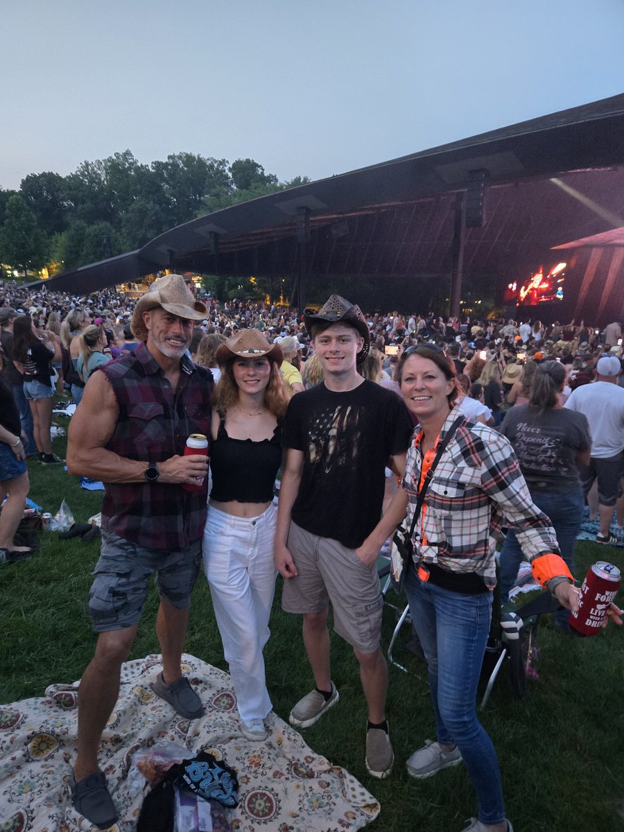 BillEkid73's tweet photo. @lukebryan concert... https://t.co/w8Xua9kZuf
