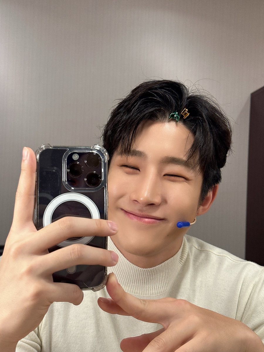 offclASTRO's tweet photo. 오늘도 잘하고올게여😍 파이티이잉!!! https://t.co/bVopMWMy1g