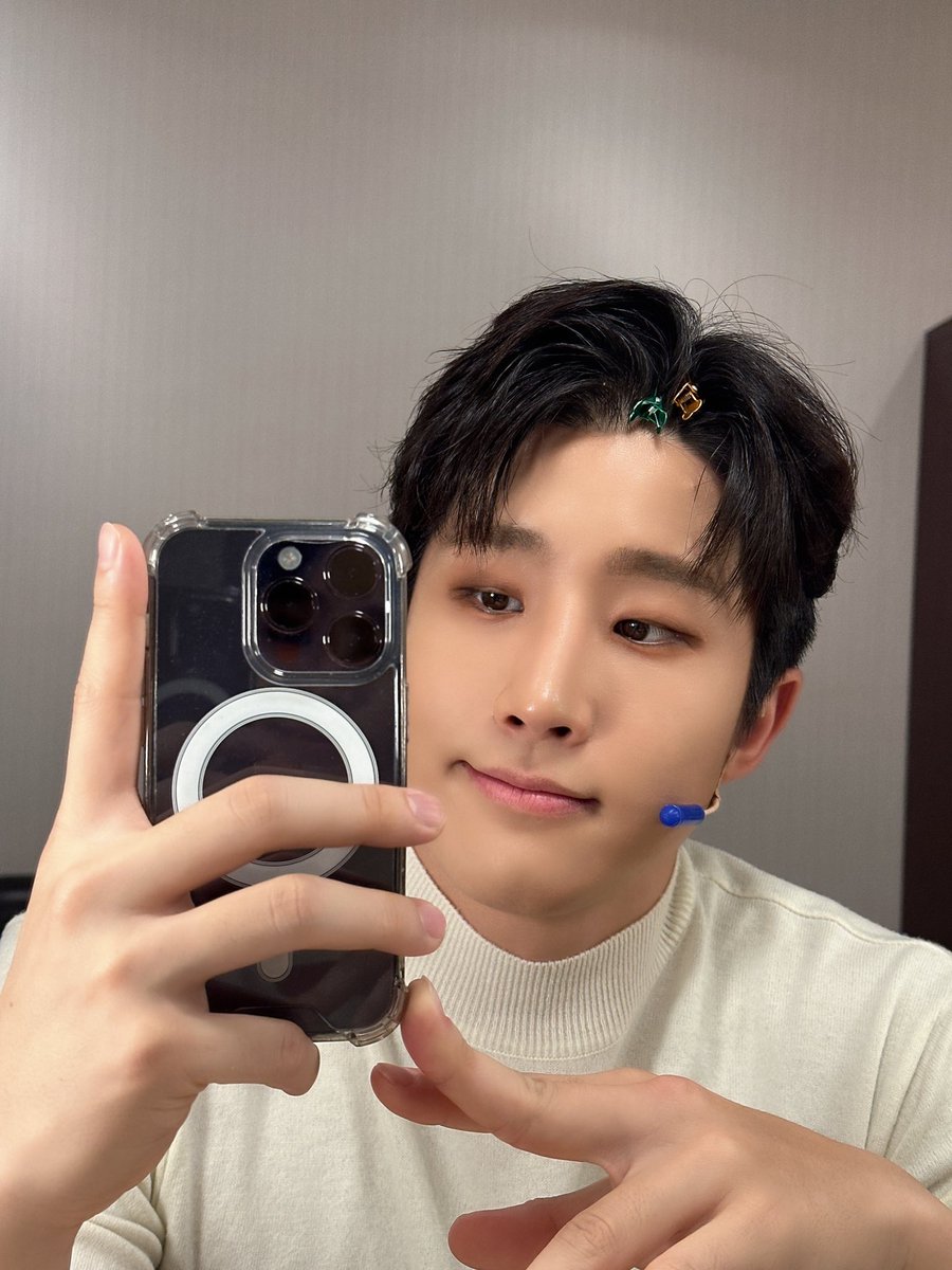 offclASTRO's tweet photo. 오늘도 잘하고올게여😍 파이티이잉!!! https://t.co/bVopMWMy1g